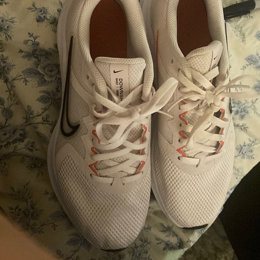 Size woman’s 8.5 - Picture 2 of 5